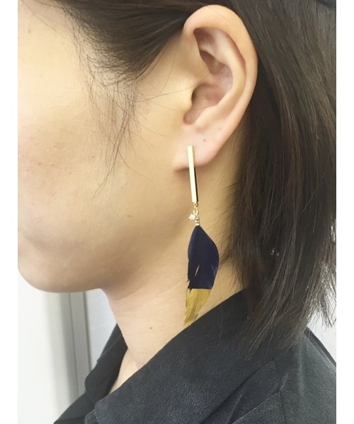 mauve STELLAR HOLLYWOOD(モーブステラハリウッド)の「フェザーバイカラーピアス(ピアス(両耳用)・レディース・ネイビー・FREE)」の5枚目の写真