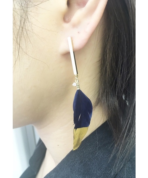 mauve STELLAR HOLLYWOOD(モーブステラハリウッド)の「フェザーバイカラーピアス(ピアス(両耳用)・レディース・ネイビー・FREE)」の6枚目の写真