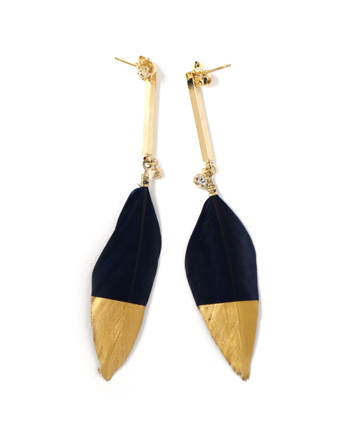 mauve STELLAR HOLLYWOOD(モーブステラハリウッド)の「フェザーバイカラーピアス(ピアス(両耳用)・レディース・ネイビー・FREE)」の1枚目の写真