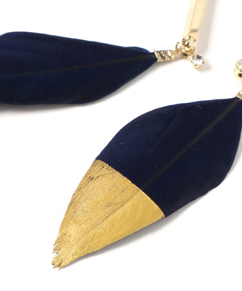 mauve STELLAR HOLLYWOOD(モーブステラハリウッド)の「フェザーバイカラーピアス(ピアス(両耳用)・レディース・ネイビー・FREE)」の2枚目の写真