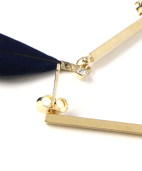 mauve STELLAR HOLLYWOOD(モーブステラハリウッド)の「フェザーバイカラーピアス(ピアス(両耳用)・レディース・ネイビー・FREE)」の3枚目の写真