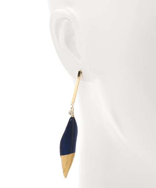 mauve STELLAR HOLLYWOOD(モーブステラハリウッド)の「フェザーバイカラーピアス(ピアス(両耳用)・レディース・ネイビー・FREE)」の4枚目の写真