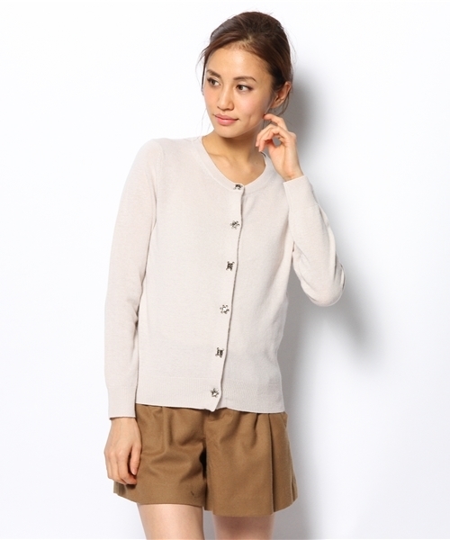 Tiara（ティアラ）の「ビジュー釦カーディガン【Lips 1月号】【VERY12月号】【MORE12月号】【and girl11月号】【MORE11月号】【oggi11月号】（カーディガン/ボレロ・レディース・アイボリー/ブラック/イエロー/ピンク・9）」の2枚目の写真