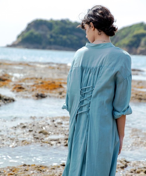 DouDou(ドゥドゥ)の「バックスピンドルシャツワンピース(ワンピース・レディース・オフホワイト/ブルーグリーン・FREE)」の2枚目の写真