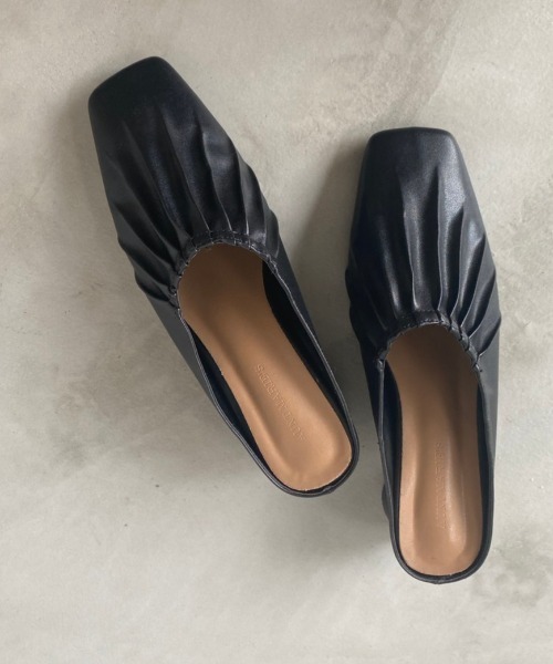 Aunt Marie's（アントマリーズ）の「フェイクレザーギャザーミュール / AUNT MARIE'S（サンダル・レディース・アイボリー/ブラック・LARGE/MEDIUM/SMALL）」の2枚目の写真