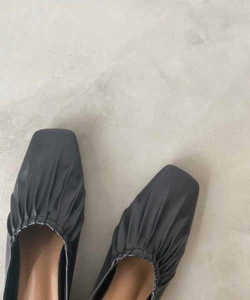 Aunt Marie's（アントマリーズ）の「フェイクレザーギャザーミュール / AUNT MARIE'S（サンダル・レディース・アイボリー/ブラック・LARGE/MEDIUM/SMALL）」の7枚目の写真