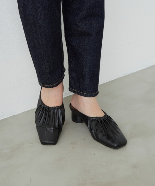 Aunt Marie's（アントマリーズ）の「フェイクレザーギャザーミュール / AUNT MARIE'S（サンダル・レディース・アイボリー/ブラック・LARGE/MEDIUM/SMALL）」の12枚目の写真