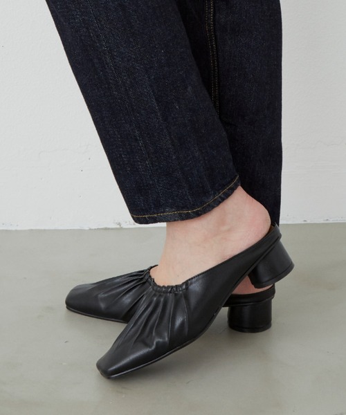 Aunt Marie's（アントマリーズ）の「フェイクレザーギャザーミュール / AUNT MARIE'S（サンダル・レディース・アイボリー/ブラック・LARGE/MEDIUM/SMALL）」の10枚目の写真