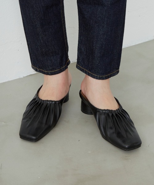 Aunt Marie's（アントマリーズ）の「フェイクレザーギャザーミュール / AUNT MARIE'S（サンダル・レディース・アイボリー/ブラック・LARGE/MEDIUM/SMALL）」の5枚目の写真