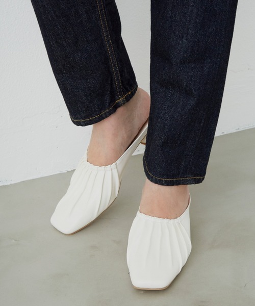 Aunt Marie's（アントマリーズ）の「フェイクレザーギャザーミュール / AUNT MARIE'S（サンダル・レディース・アイボリー/ブラック・LARGE/MEDIUM/SMALL）」の4枚目の写真