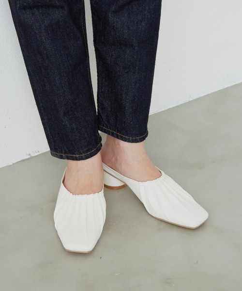 Aunt Marie's（アントマリーズ）の「フェイクレザーギャザーミュール / AUNT MARIE'S（サンダル・レディース・アイボリー/ブラック・LARGE/MEDIUM/SMALL）」の6枚目の写真