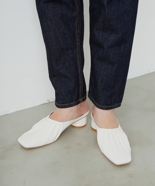 Aunt Marie's（アントマリーズ）の「フェイクレザーギャザーミュール / AUNT MARIE'S（サンダル・レディース・アイボリー/ブラック・LARGE/MEDIUM/SMALL）」の13枚目の写真