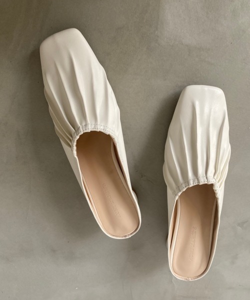 Aunt Marie's（アントマリーズ）の「フェイクレザーギャザーミュール / AUNT MARIE'S（サンダル・レディース・アイボリー/ブラック・LARGE/MEDIUM/SMALL）」の11枚目の写真