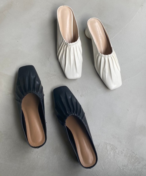 Aunt Marie's（アントマリーズ）の「フェイクレザーギャザーミュール / AUNT MARIE'S（サンダル・レディース・アイボリー/ブラック・LARGE/MEDIUM/SMALL）」の3枚目の写真