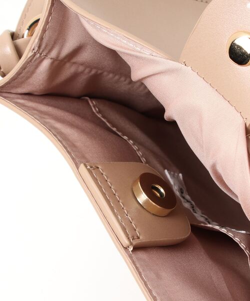 natural couture（ナチュラルクチュール）の「【WEB限定カラー有り】2WAYスクエアショルダー（ショルダーバッグ・レディース・ブラック/ベージュ/ブラウン/オフホワイト/アイボリー・FREE）」の8枚目の写真