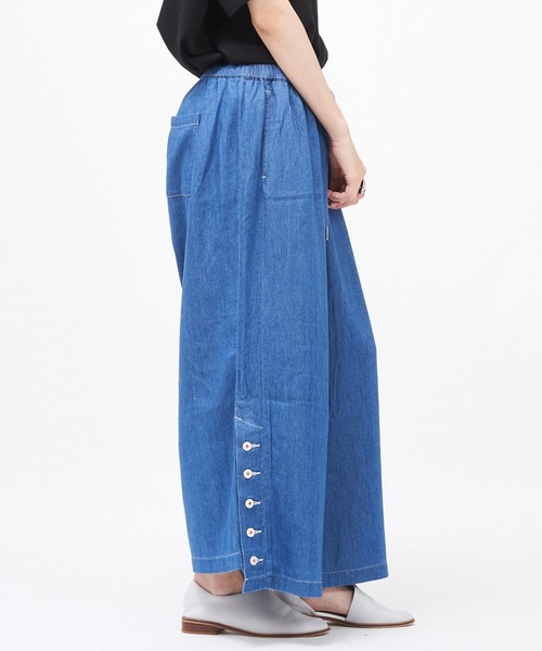 AS KNOW AS de base(アズノゥアズドゥバズ)の「レーヨンデニムサイドボタンパンツ(デニムパンツ・レディース・ブルー/ワンウォッシュ・FREE)」の3枚目の写真