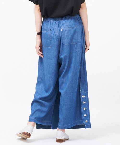 AS KNOW AS de base(アズノゥアズドゥバズ)の「レーヨンデニムサイドボタンパンツ(デニムパンツ・レディース・ブルー/ワンウォッシュ・FREE)」の4枚目の写真