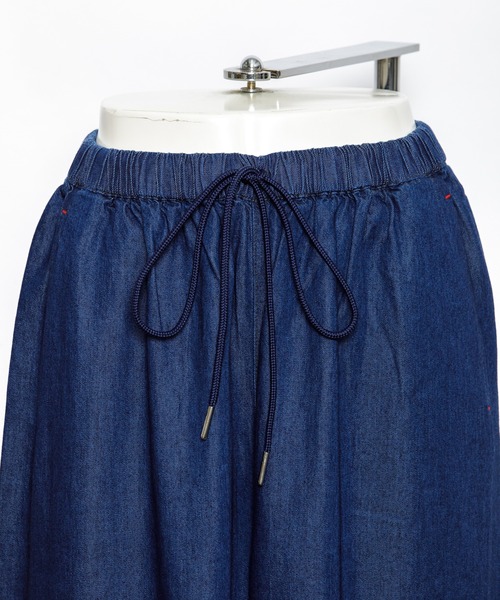 AS KNOW AS de base(アズノゥアズドゥバズ)の「レーヨンデニムサイドボタンパンツ(デニムパンツ・レディース・ブルー/ワンウォッシュ・FREE)」の8枚目の写真
