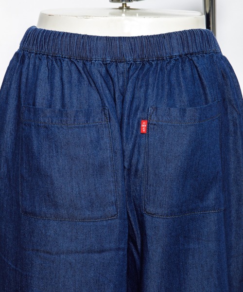 AS KNOW AS de base(アズノゥアズドゥバズ)の「レーヨンデニムサイドボタンパンツ(デニムパンツ・レディース・ブルー/ワンウォッシュ・FREE)」の10枚目の写真