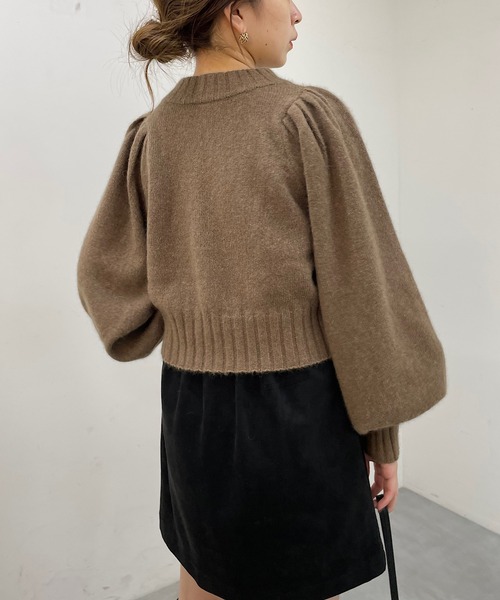Chico 【新品・タグ付き】裾ロゴパワショルショート丈ニット なんば】chicoで大人気！裾ロゴアイテム特集♡ - Chico(チコ)なんば