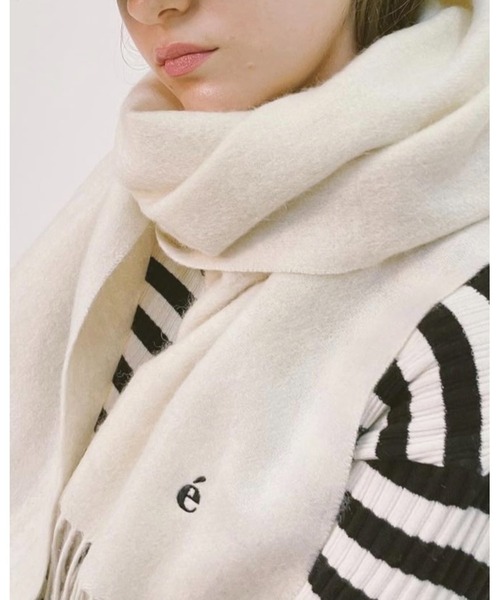 epine(エピヌ)の「e embroidery logo wool muffler(マフラー・レディース・ホワイト/ブルー・ONE SIZE)」の2枚目の写真