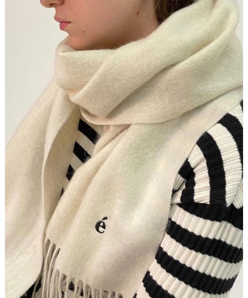 epine(エピヌ)の「e embroidery logo wool muffler(マフラー・レディース・ホワイト/ブルー・ONE SIZE)」の15枚目の写真