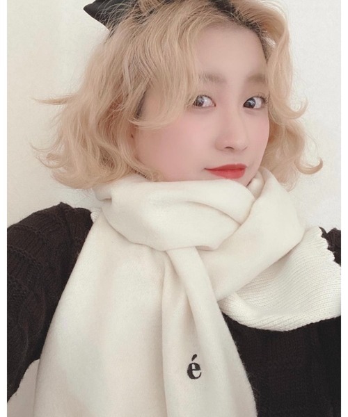 epine(エピヌ)の「e embroidery logo wool muffler(マフラー・レディース・ホワイト/ブルー・ONE SIZE)」の12枚目の写真