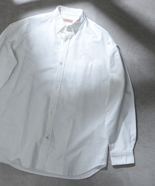 BEAMS LIGHTS（ビームスライツ）の「BEAMS LIGHTS / オックスフォード エンブロイダリー ボタンダウンシャツ（シャツ/ブラウス・メンズ・オフホワイト/ネイビー・SMALL/LARGE/MEDIUM）」の2枚目の写真
