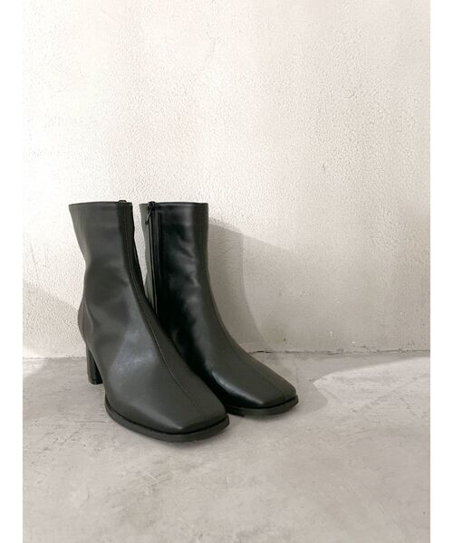 Ungrid(アングリッド)の「スクエアトゥヒールブーツ(ブーツ・レディース・ブラック/アイボリー・S/M/L)」の2枚目の写真