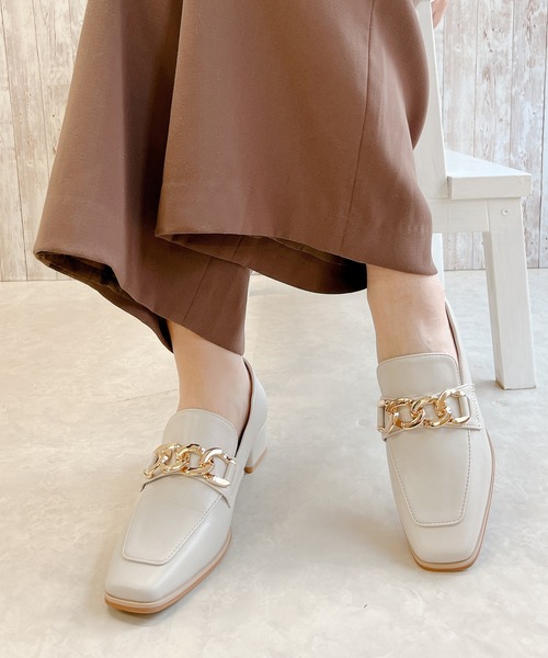 Noubel Voug Relax（ヌーベルヴォーグリラックス）の「チャンキーヒールチェーンローファーパンプス（パンプス・レディース・ブラック/ダークブラウン/ベージュ/アイボリー・S/M/L/LL）」の2枚目の写真