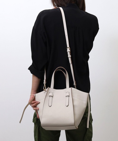 COOCO(クーコ)の「フェイクレザー差し込みハンドル2WAYトートバッグ(トートバッグ・レディース・ブラック/シルバー/グリーン/グレー系その他/レオパード/テラコッタ/アイボリー/ピンク/サックスブルー・9)」の2枚目の写真