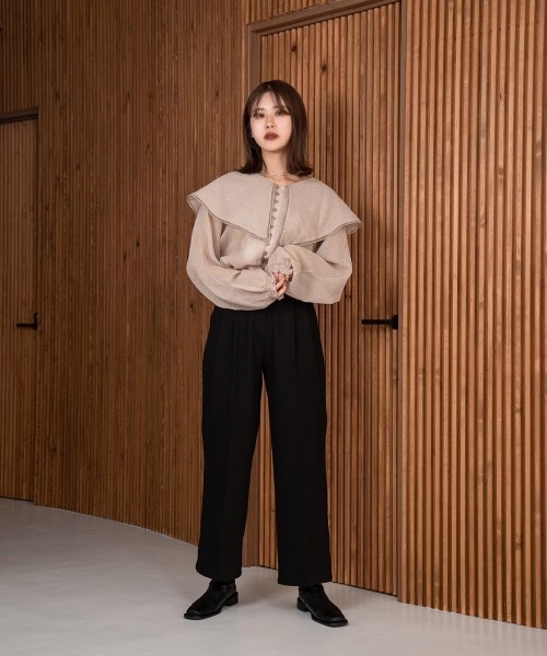 Amiur（エミレ）の「big collar shirring blouse（シャツ/ブラウス・レディース・ブラック/ベージュ・FREE）」の2枚目の写真