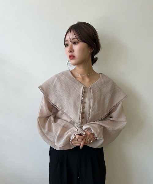 Amiur（エミレ）の「big collar shirring blouse（シャツ/ブラウス・レディース・ブラック/ベージュ・FREE）」の5枚目の写真