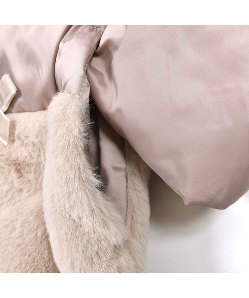 BeBe（ベベ）の「BeBe/シャイニータフタファー切替中綿コート(90~150cm)（その他アウター・キッズ・ベージュ・100/90/150/110/130/120/140）」の3枚目の写真