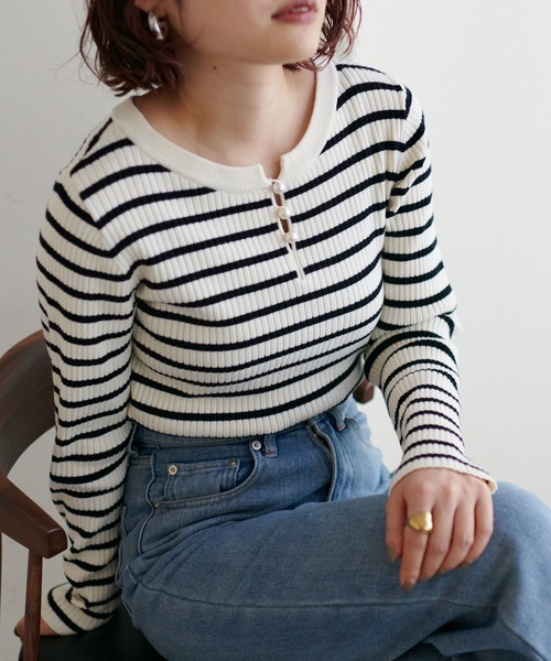 natural couture(ナチュラルクチュール)の「再販売/パール付き2WAYリブニット(ニット/セーター・レディース・チャコールグレー/オフホワイト/その他1・FREE)」の3枚目の写真
