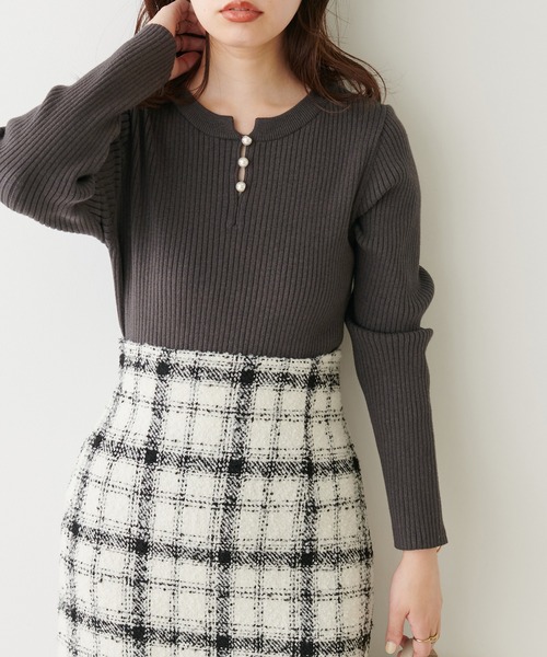 natural couture(ナチュラルクチュール)の「再販売/パール付き2WAYリブニット(ニット/セーター・レディース・チャコールグレー/オフホワイト/その他1・FREE)」の1枚目の写真