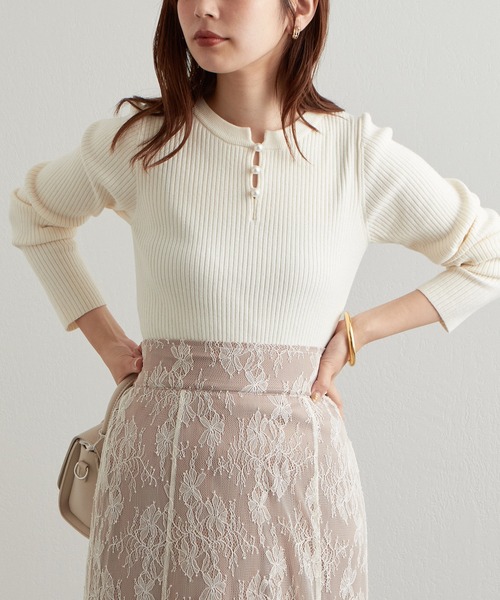 natural couture(ナチュラルクチュール)の「再販売/パール付き2WAYリブニット(ニット/セーター・レディース・チャコールグレー/オフホワイト/その他1・FREE)」の4枚目の写真