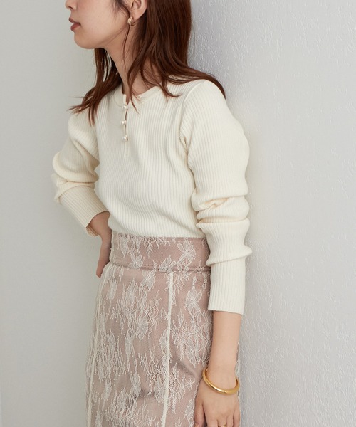 natural couture(ナチュラルクチュール)の「再販売/パール付き2WAYリブニット(ニット/セーター・レディース・チャコールグレー/オフホワイト/その他1・FREE)」の5枚目の写真
