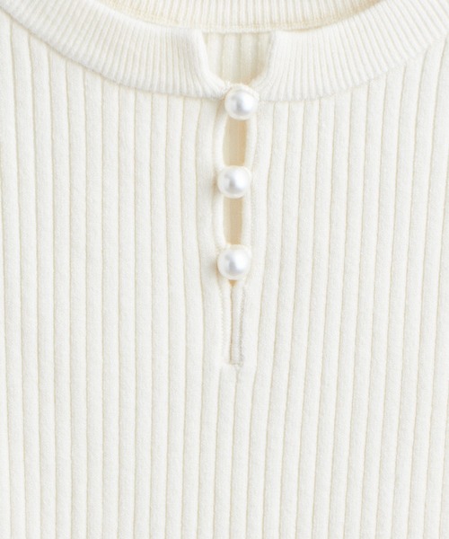 natural couture(ナチュラルクチュール)の「再販売/パール付き2WAYリブニット(ニット/セーター・レディース・チャコールグレー/オフホワイト/その他1・FREE)」の7枚目の写真