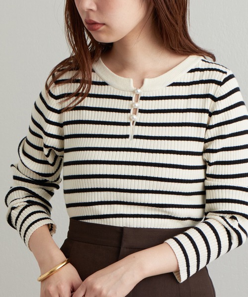 natural couture(ナチュラルクチュール)の「再販売/パール付き2WAYリブニット(ニット/セーター・レディース・チャコールグレー/オフホワイト/その他1・FREE)」の16枚目の写真