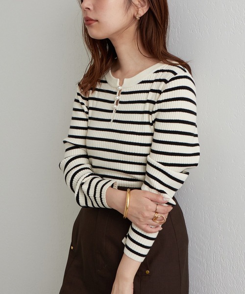 natural couture(ナチュラルクチュール)の「再販売/パール付き2WAYリブニット(ニット/セーター・レディース・チャコールグレー/オフホワイト/その他1・FREE)」の15枚目の写真