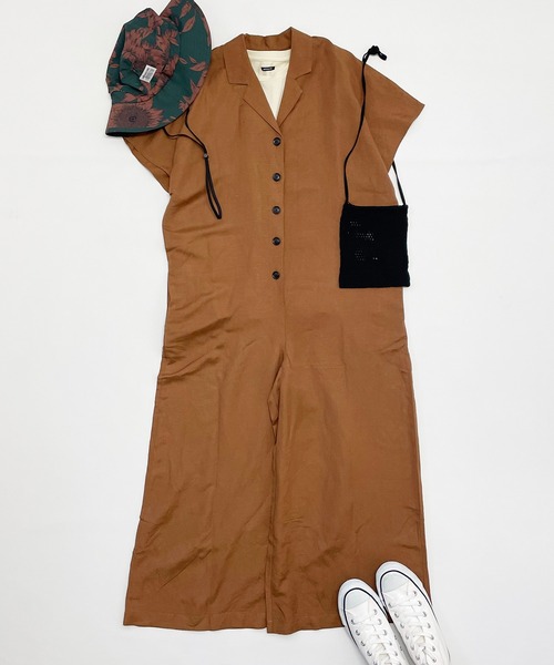 ARCH & LINE（アーチアンドライン）の「リネン混 オープンカラーサロペット LINEN/RAYON OPEN COLLAR SALOPETTE（サロペット/オーバーオール・レディース・ブラック/ライトベージュ/ブラウン・2）」の3枚目の写真