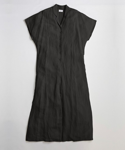 ARCH & LINE（アーチアンドライン）の「リネン混 オープンカラーサロペット LINEN/RAYON OPEN COLLAR SALOPETTE（サロペット/オーバーオール・レディース・ブラック/ライトベージュ/ブラウン・2）」の2枚目の写真