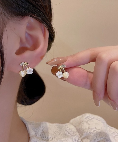 LAC-VERT(ラック・ヴェール)の「チェリー型デザインピアス(ピアス(両耳用)・レディース・ゴールド・FREE)」の4枚目の写真