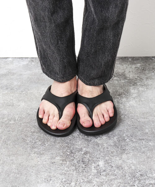 OOFOS（ウーフォス）の「【OOFOS/ウーフォス】OOriginal リカバリーサンダル（サンダル・メンズ・ブラック/グレー・6/7/8/9）」の12枚目の写真
