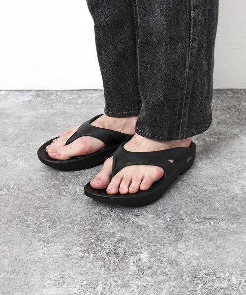 OOFOS（ウーフォス）の「【OOFOS/ウーフォス】OOriginal リカバリーサンダル（サンダル・メンズ・ブラック/グレー・6/7/8/9）」の4枚目の写真