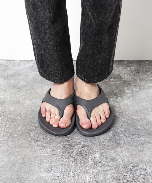 OOFOS（ウーフォス）の「【OOFOS/ウーフォス】OOriginal リカバリーサンダル（サンダル・メンズ・ブラック/グレー・6/7/8/9）」の20枚目の写真