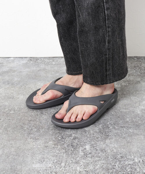 OOFOS（ウーフォス）の「【OOFOS/ウーフォス】OOriginal リカバリーサンダル（サンダル・メンズ・ブラック/グレー・6/7/8/9）」の10枚目の写真
