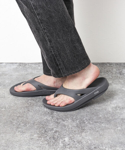 OOFOS（ウーフォス）の「【OOFOS/ウーフォス】OOriginal リカバリーサンダル（サンダル・メンズ・ブラック/グレー・6/7/8/9）」の14枚目の写真