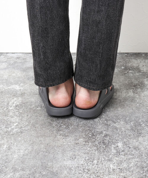 OOFOS（ウーフォス）の「【OOFOS/ウーフォス】OOriginal リカバリーサンダル（サンダル・メンズ・ブラック/グレー・6/7/8/9）」の6枚目の写真